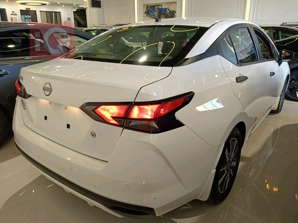 نيسان فيرسا